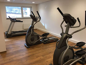 Trainingsgeräte im Fitnessraum