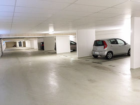 Trainingsgeräte im Fitnessraum