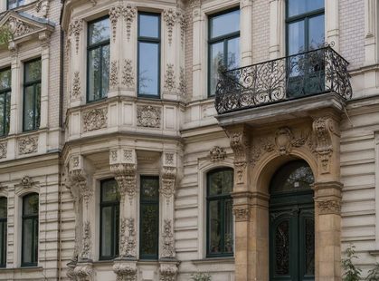 Fassadenausschnitt eines Gründerzeithauses in Leipzig mit Stuckornamentik, Erker und schmiedeeisernem Balkon